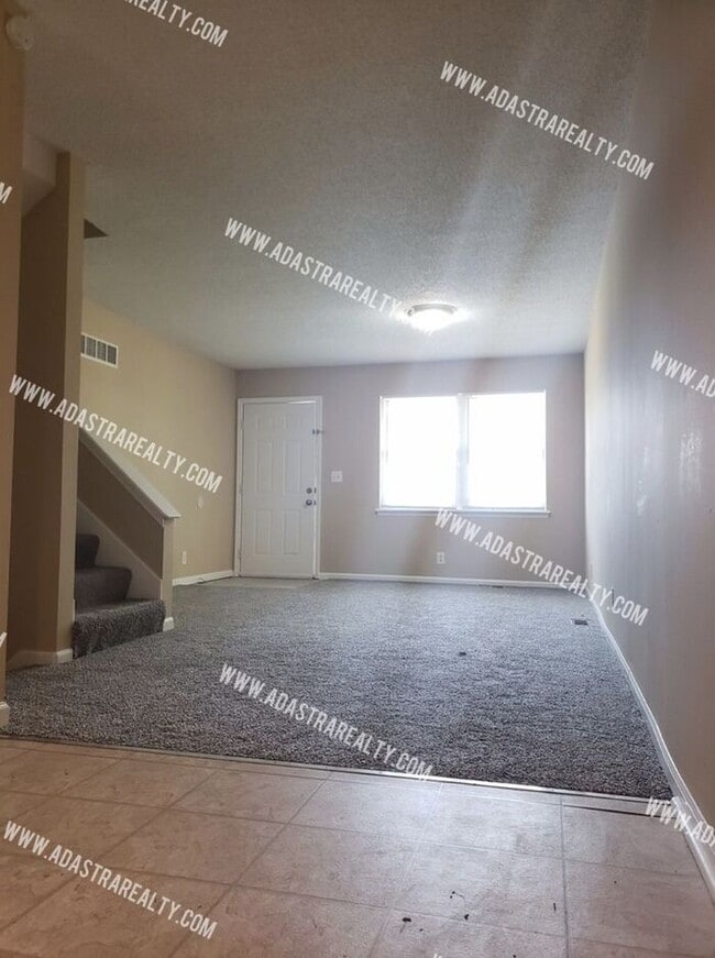 Building Photo - 3 Bedroom Duplex in Olathe North District-Available NOW!!