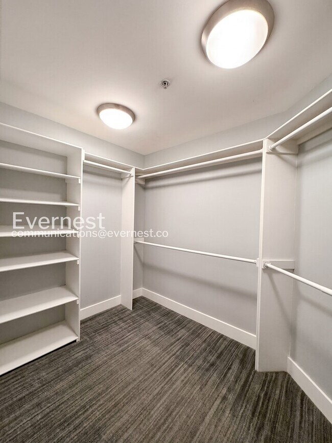 Building Photo - 3 Bed/3 Bath Townhome with Garage / Available Now!