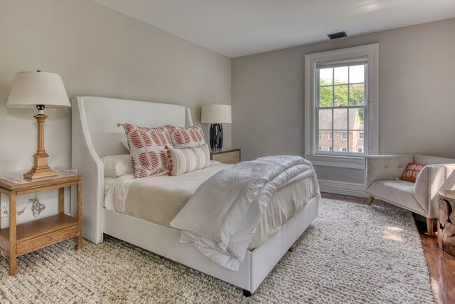 Building Photo - 7 Somers Pl