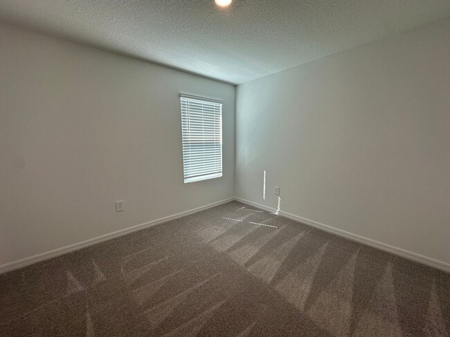 Building Photo - BRAND NEW 5 Bed, 3 Bath home in Liberty Pr...