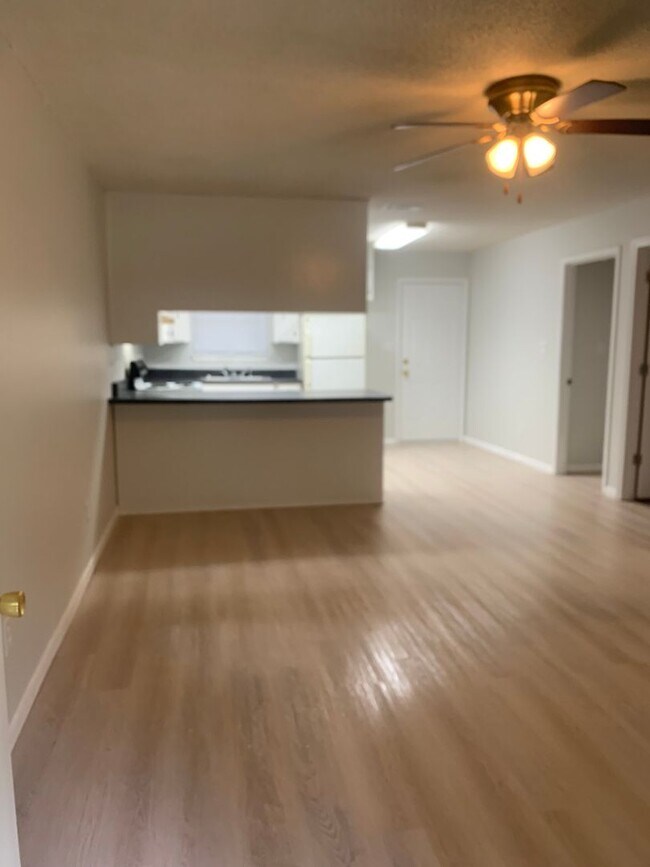 Building Photo - 2 bed 1 bath duplex off E Nine Mile Rd