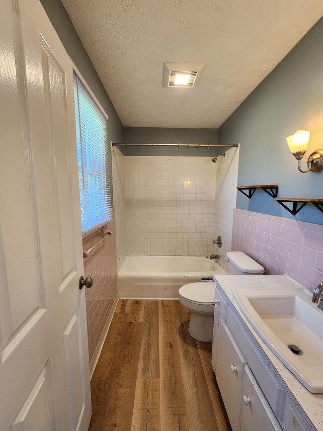 Building Photo - Large Brick Ranch-Rental