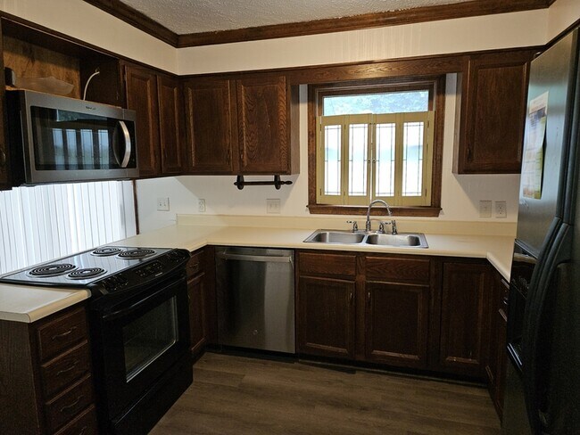 Building Photo - 1617 Hennessy Pl