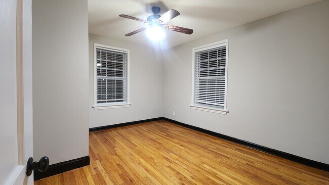Building Photo - ***Dogtown***Beautiful Two Bedroom Available Soon!***In Unit Washer and Dryer