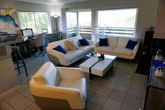 Building Photo - Furnished 2 bedroom Condo with view of Lak...