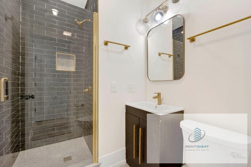 Building Photo - 944 N Damen Ave