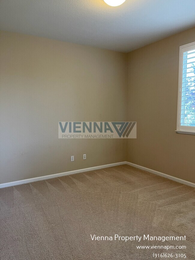 Building Photo - Spacious 3 Bedroom Home in Great Location