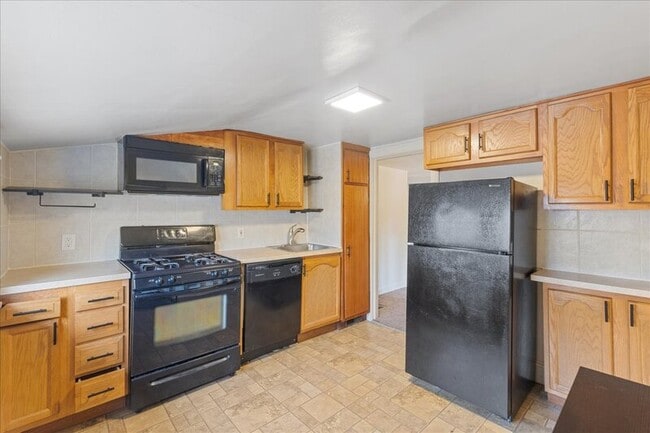 Building Photo - 139 Leona Ave