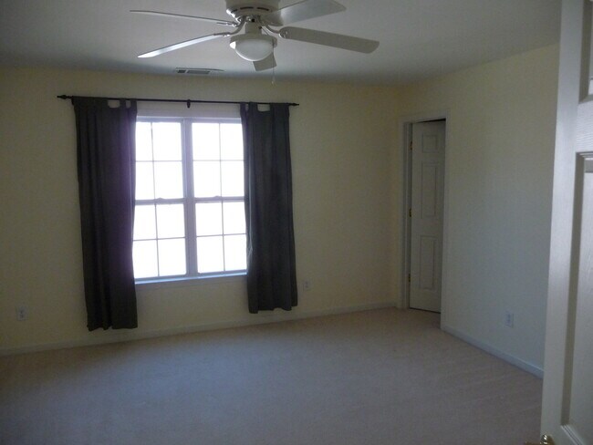 Building Photo - Executive Home!