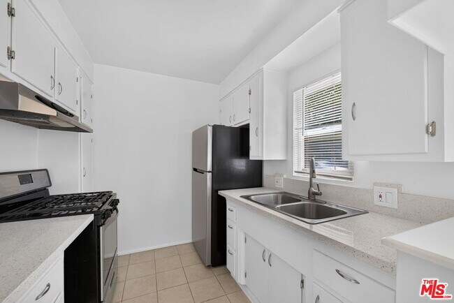 Building Photo - 13553 Moorpark St
