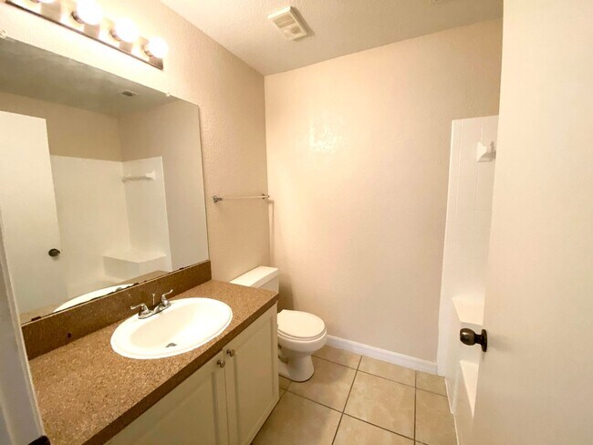 Building Photo - 2550 N Alafaya Trail