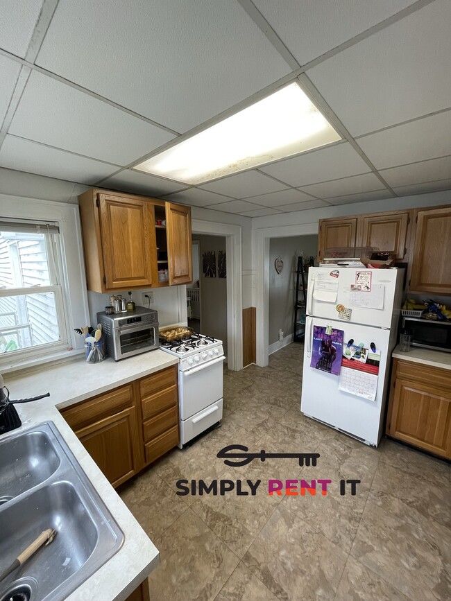 Building Photo - Tri-Plex, 2 and 3 Bedrooms On Campus! Avai...