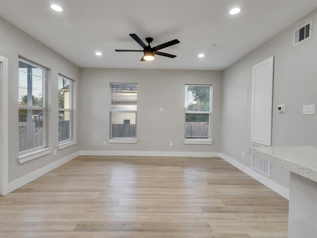 Building Photo - 819 E 40th St