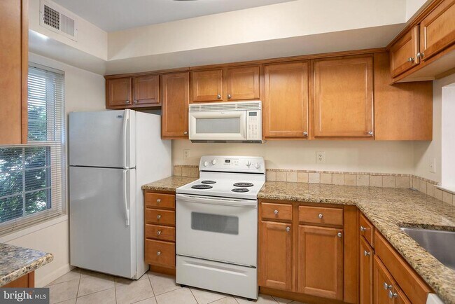 Building Photo - 3395 Lakeside View Dr