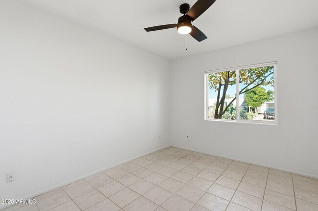 Building Photo - 1321 E Townley Ave