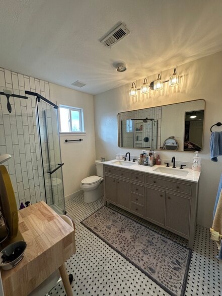 Building Photo - 1097 N Cedar Blvd