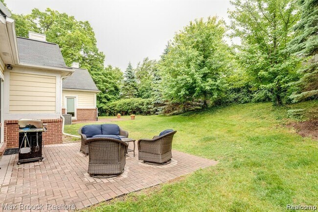 Building Photo - 1050 Oakwood Dr