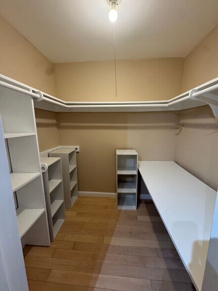 Building Photo - 8550 Holloway Dr