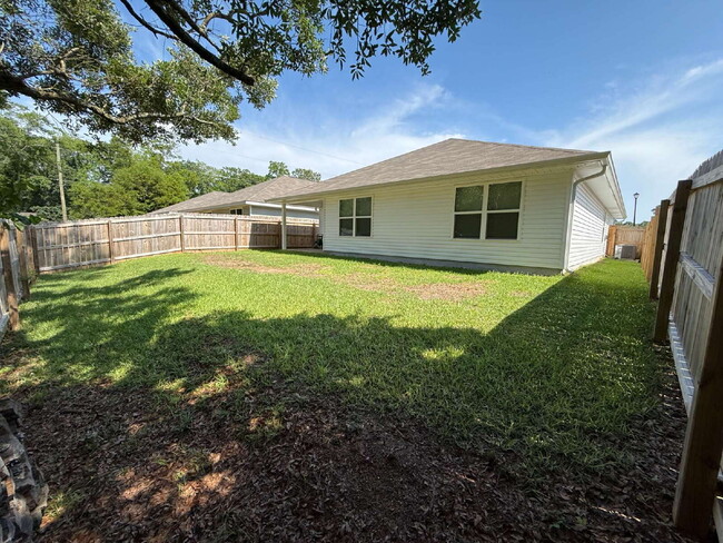 Building Photo - Spacious 4-Bedroom Rental in Quiet Pensaco...