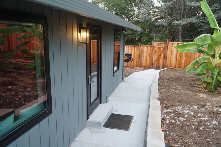 Building Photo - 25980 Todd Ln