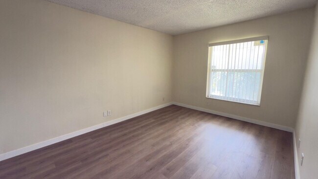 Building Photo - 605 S Pine Island Rd