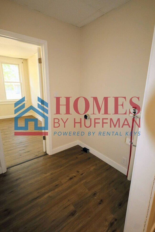 Building Photo - Four Bedroom House | One Bathroom