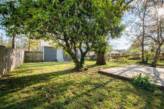 Building Photo - Updated 3-Bedroom Home with Fully Equipped Kitchen & Washer/Dryer in Great Neighborhood!