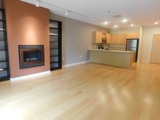 Building Photo - Fall Special $300 Off First Full Mo.-Beaut...