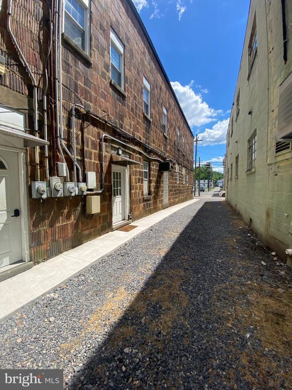 Building Photo - 181 Armstrong St