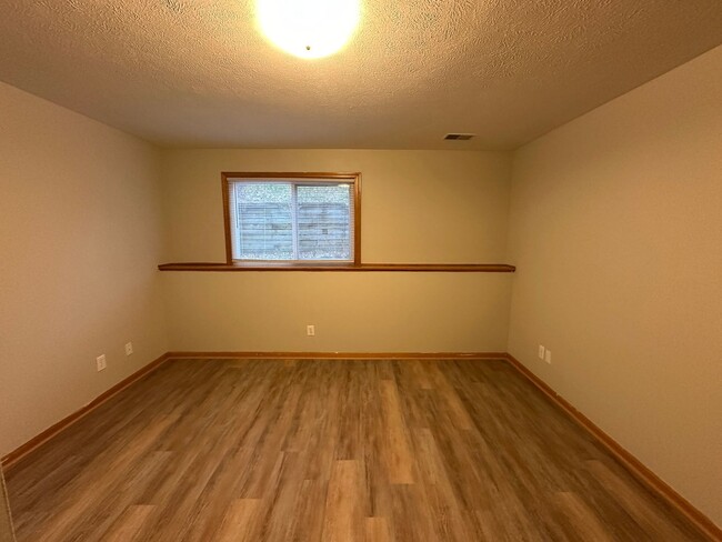 Building Photo - 904 Vos St