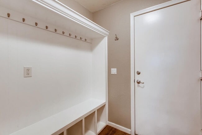 Building Photo - Gorgeous 5 Bed/4 Bath Townhome with Fully Finished Custom Basement! Cherry Creek Schools!