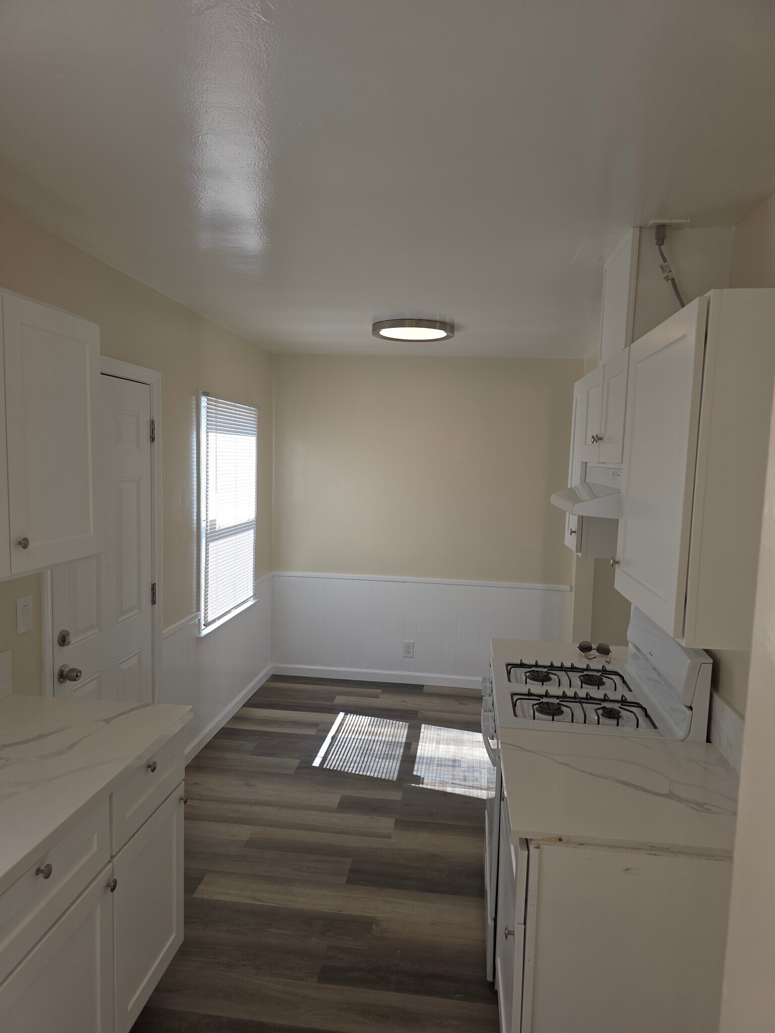 Building Photo - 15726 Halldale Ave