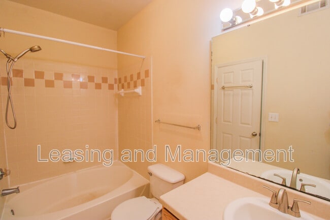 Building Photo - 700 Daniel Ellis Dr