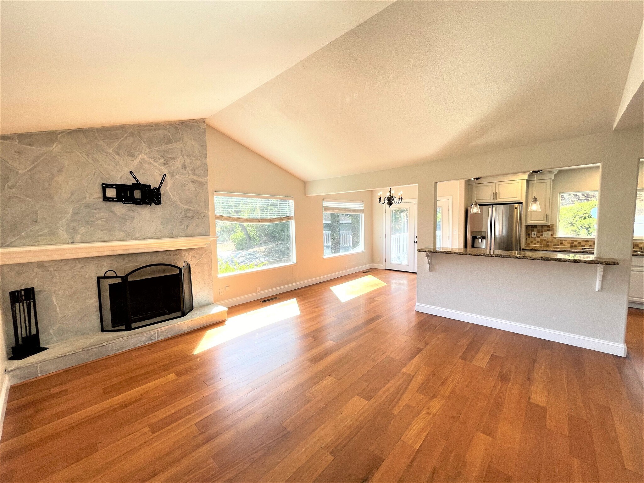 Building Photo - 631 Skyline Dr