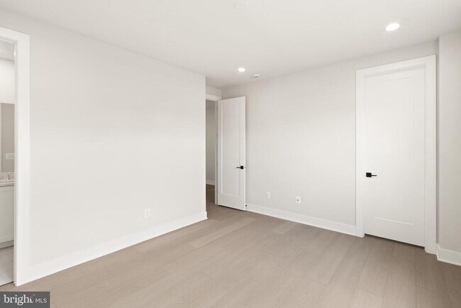 Building Photo - 857 N Manchester St