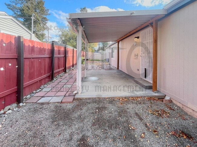 Building Photo - Spacious Modern 2 Bedroom Home