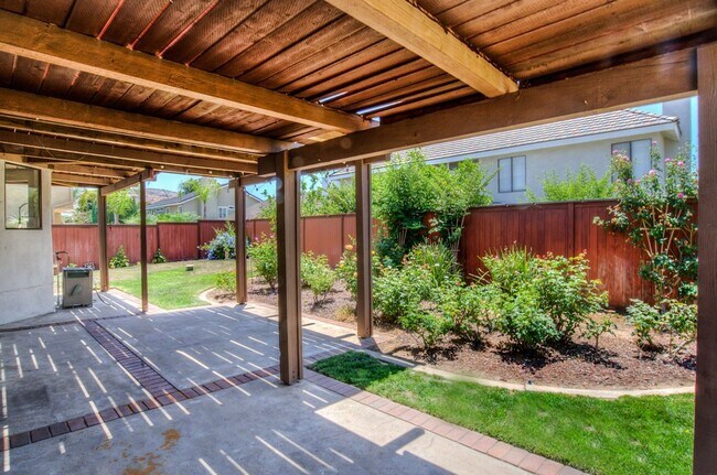 Building Photo - 4546 E Blue Jay Ave