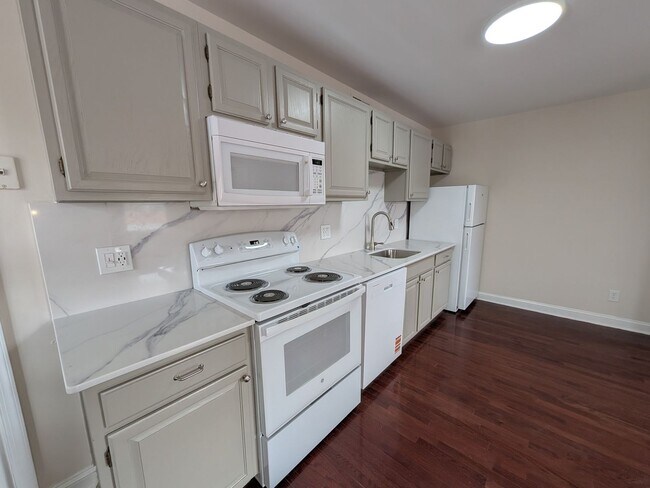 Building Photo - 416 Main St