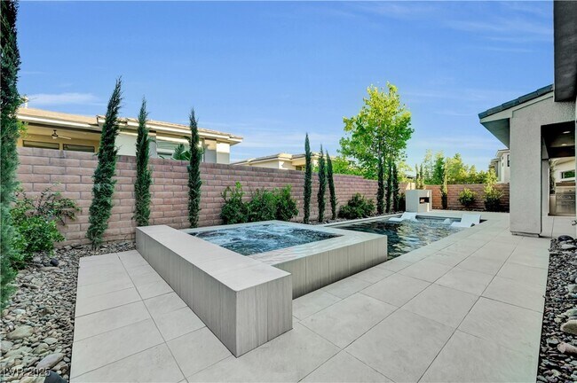 Building Photo - 68 Grey Feather Dr