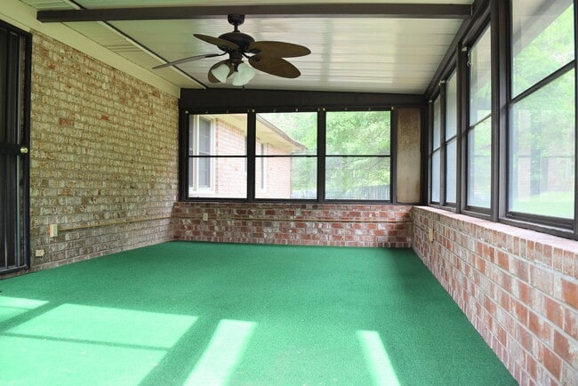 Building Photo - Fresh Private Large Quiet Appeal