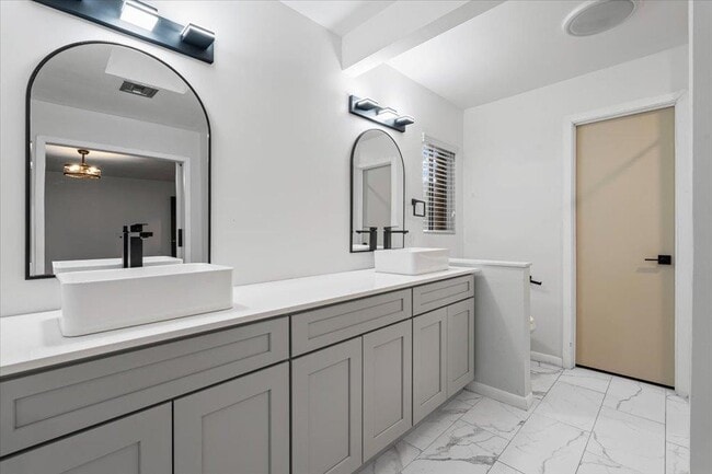 Building Photo - 313 Comet