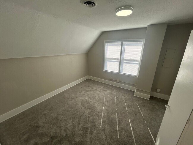 Building Photo - Highly walkable upstairs duplex