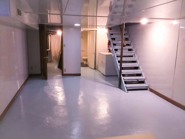 Building Photo - SPACIOUS 4 BEDROOMS / 2 FULL BATHS BEAUTIF...