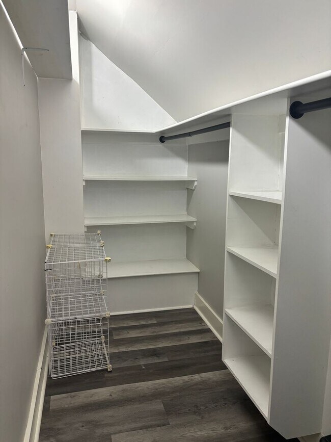 Building Photo - 312 S Valentine St