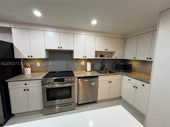 Building Photo - 14293 Kendale Lakes Dr