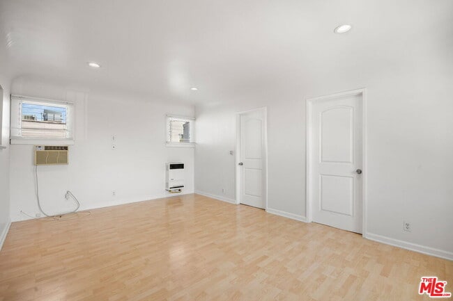 Building Photo - 435 1/2 W Elk Ave