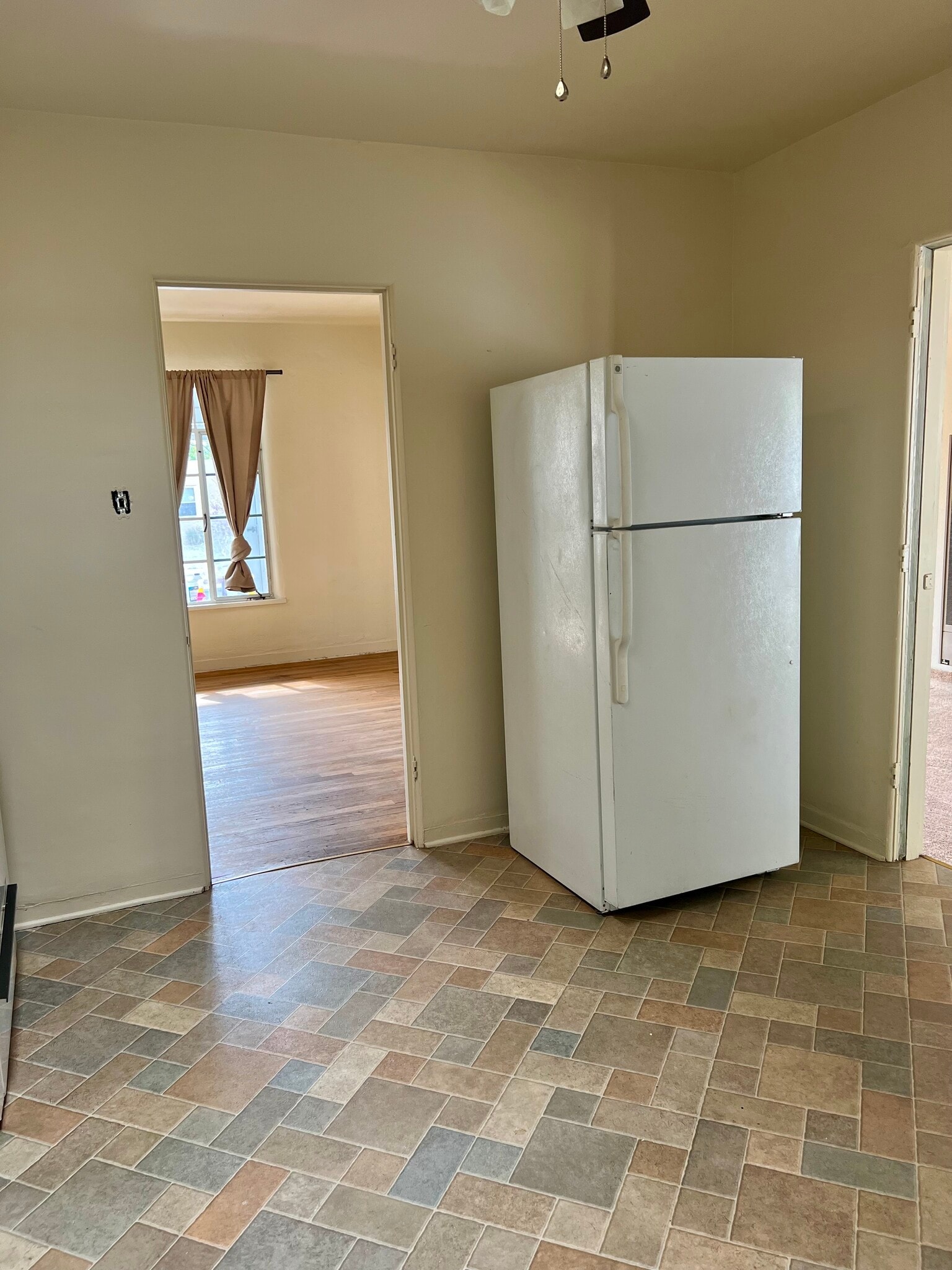 Kitchen - 1215 Morelia St