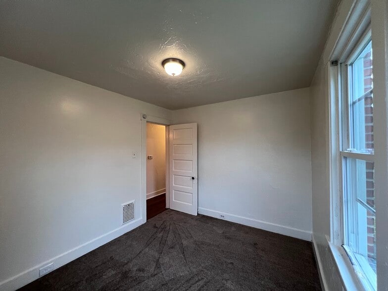 Building Photo - 614 Short St