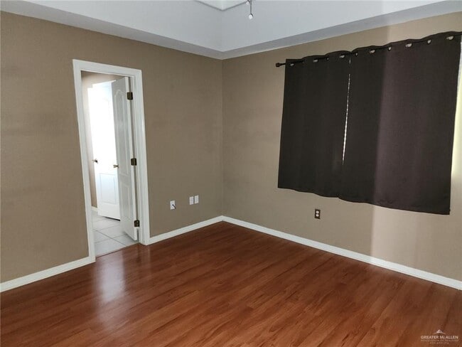 Building Photo - 18 Kerria Ave