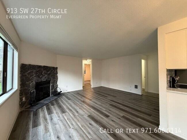 Building Photo - 913 SW 27th Cir